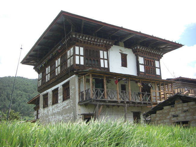 田んぼに囲まれた農家。立派な家です！