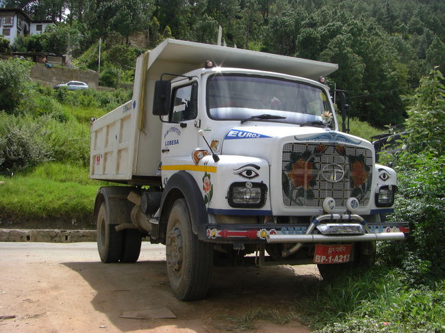 トラックにも派手な装飾が施されています。<br />昼食後、プナカ・ゾンに向かいます。