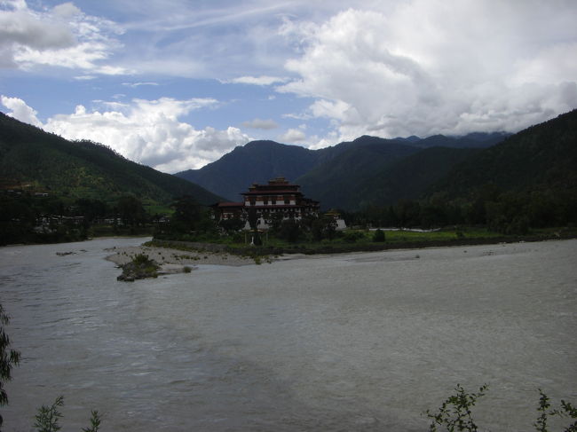 川の合流点に、プナカ・ゾンが見えてきました。