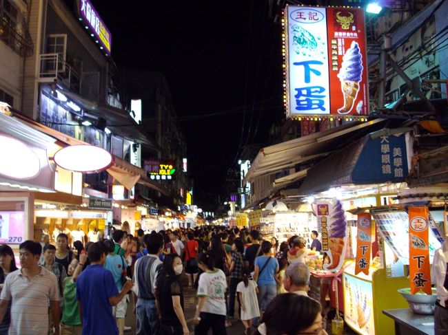 以前日曜日に来た時すごい混みようだったので、平日だったので来てみましたが相変わらず人が多い<br /><br />でも活気があって楽しいです。他の人も楽しんでいました<br />最後のお土産購入