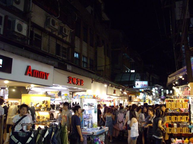 ばら撒きお土産、水晶のアクセサリー<br />Ｔ−シャツ等購入