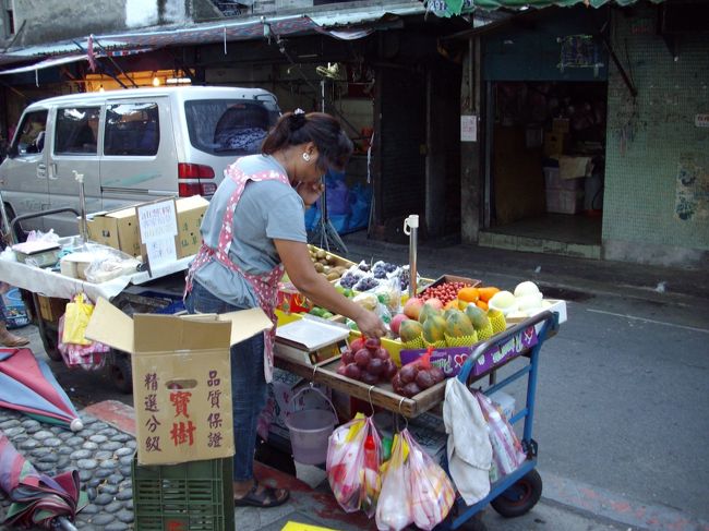 地下鉄沿いの朝市<br /><br />果物、野菜、肉、子供服、靴やサンダル等さくさん出ています