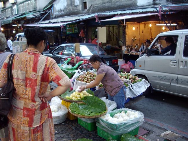 ＪＡ長野の段ボール箱に入ったレタスがあり見ていたら、ニューヨーク在住の台湾の方が英語で話しかけてきて、説明してくれて日本から輸入していると話してました
