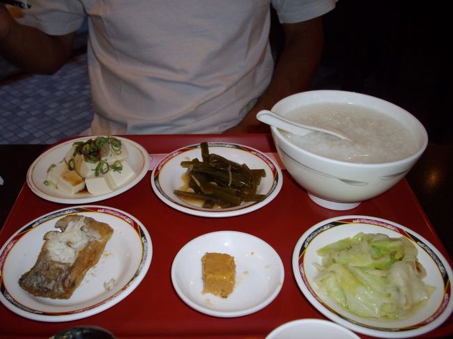 ホテルでの朝食<br />ﾊﾞｲｷﾝｸﾞではありませんおかゆセット<br /><br />この他に、和食セット、洋食セットがあります