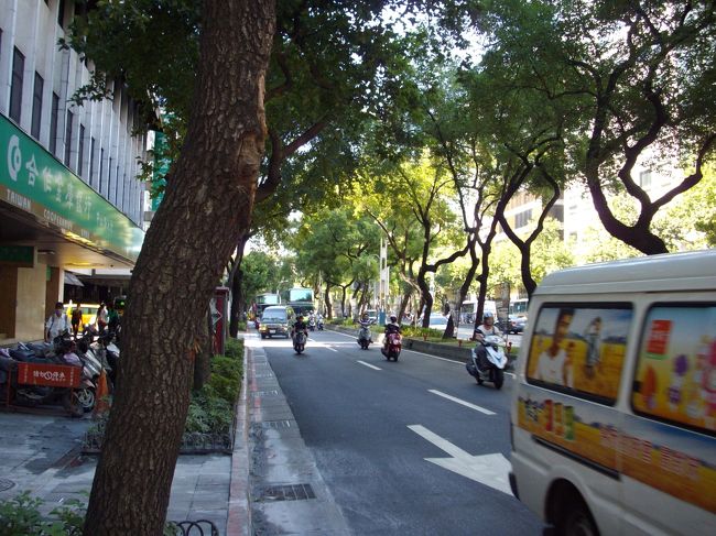 昨日はいろんな所でお供え物のように並べてお祈りして何かを燃やしてました<br />マッサージの店長さんに聞いたら、日本のお盆の日見たいとの事<br /><br />