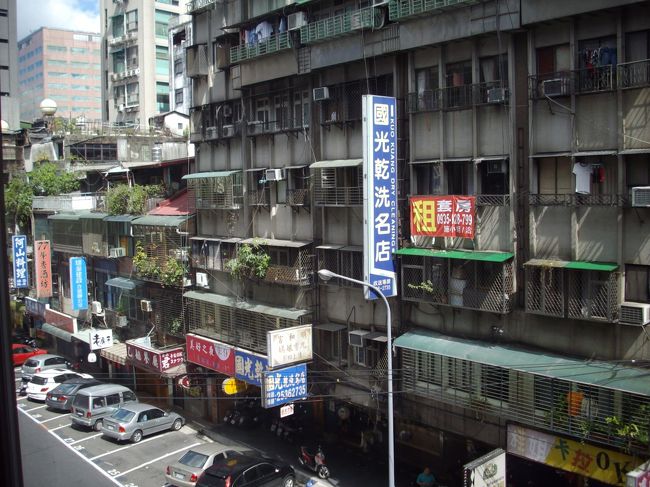 荷物も詰め終わり時間が早いですが、チェックアウトして空港に向かいます