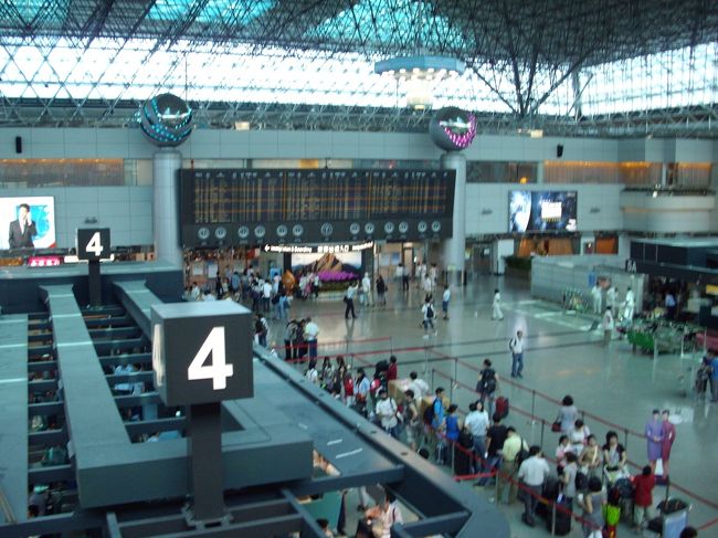 ホテルにいてもしょうがないので少し早めに来ました（１２時前）<br /><br />ＪＬ８０６便１４：３０発<br />今円高なのでもっていようと思いましたが、両替は、１０００元札だけ日本円に替えました<br />