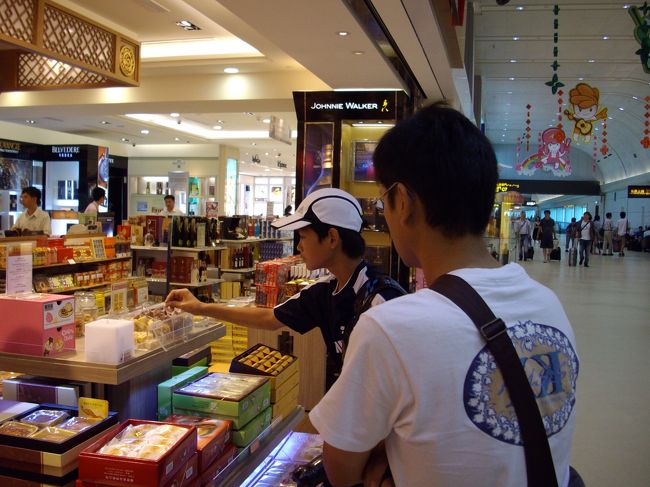 免税店は私達には必要ありませんのでブラブラと<br /><br />買い忘れた時購入するパイナップルケーキくらい