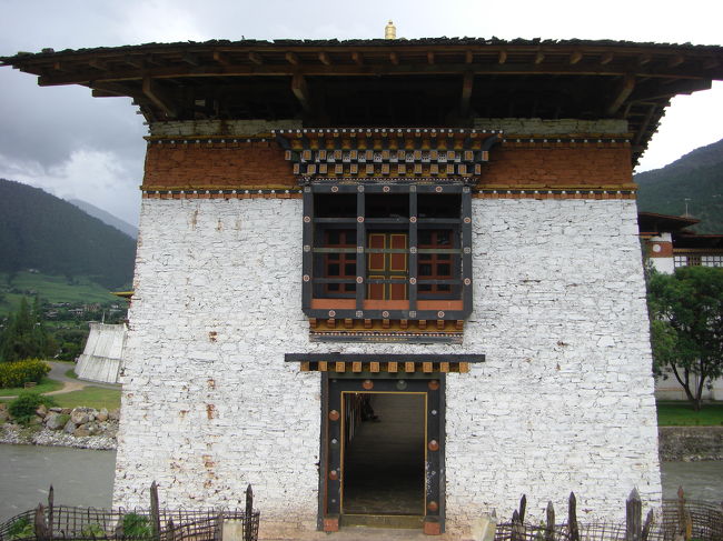 伝統橋を渡ります。