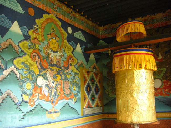 門をくぐり、右手にありました。