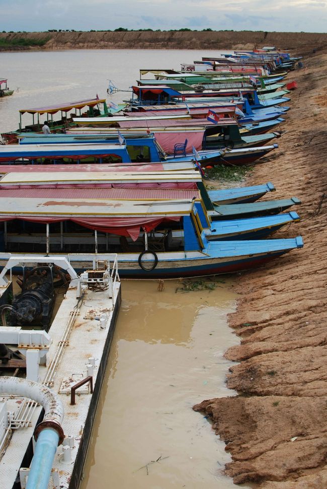 雨が上がったので、「トンレサップ湖」へ行きました。<br />道中、トゥクトゥクでは少し寒い。<br />