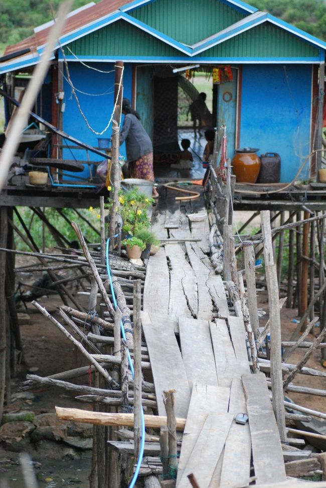 船から戻り、近くの民家を訪ねます。<br />ほとんどの住居が、５〜６メートルの高床式。
