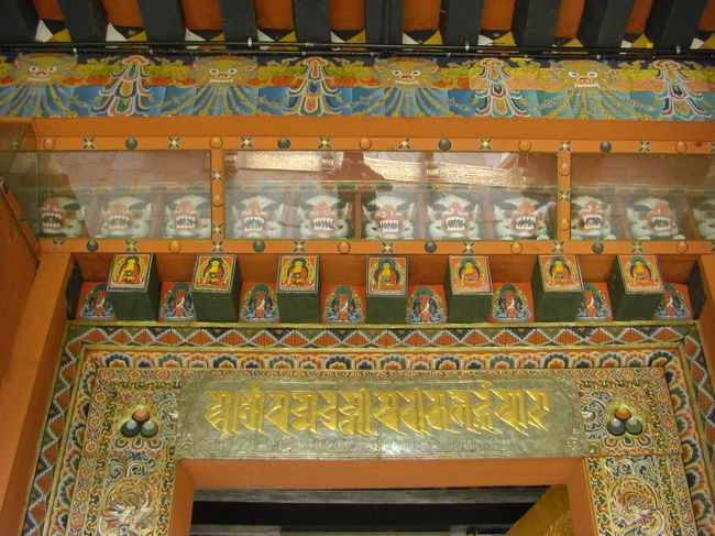 ゾンの入り口にも、かわいらしい守り神と装飾が施されています。