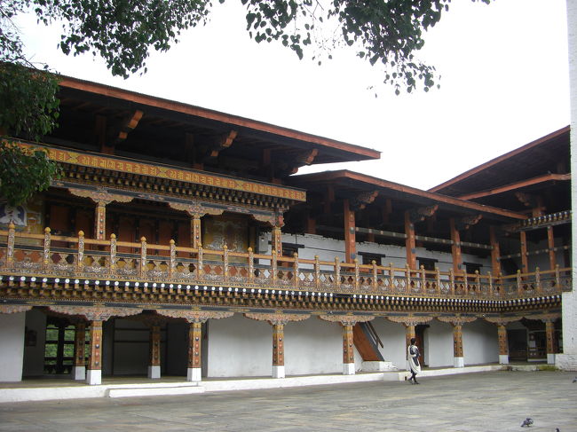 ゾンの内部に入りました。ちなみに写っている人は、ガイドのツェリン氏です。