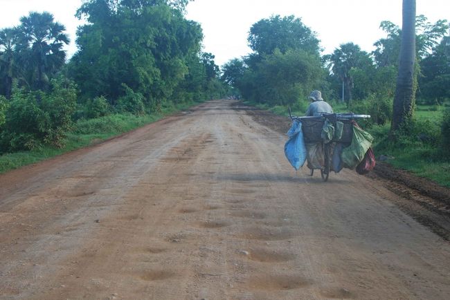 翌朝早くから「バンテアイ・チュマール」へ行きます。<br />途中の長い道のり。<br />シソポンから、悪路が続き、車内で踊り続けます。