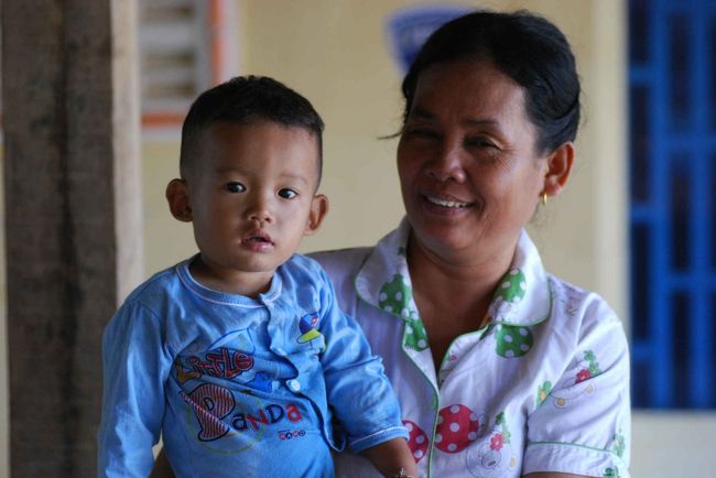 途中の村で遅い朝食。店の看板「息子」
