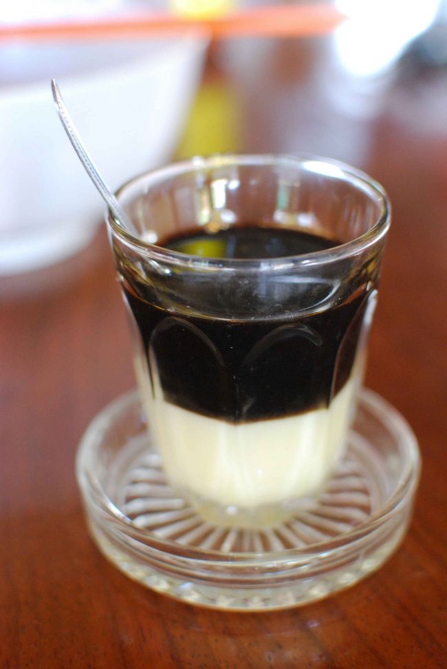 コンデンス・ミルクたっぷりのコーヒー。<br />激甘がクセになりそう・・・