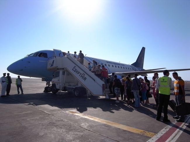 シャルムからルクソールに１時間弱のフライトです。<br />名残惜しいよ、ｒｅｄ ｓｅａ！