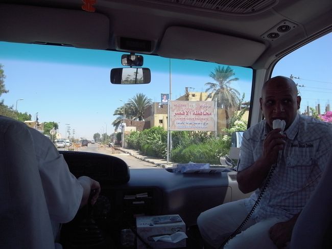 ルクソール観光はつるぴかヘッドの彼が英語でガイドしてくれます。<br />みんなを呼ぶときはいつも「ジャパニ〜〜ズ！！」って叫んでますけど、間違ってないんだけど、でもその呼び方やめて欲しいかも。