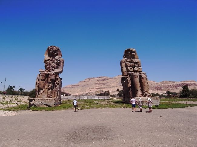 メムノンの巨像<br />ルクソール西岸に渡ってまず最初に行くところ。