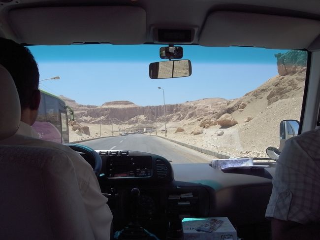 次に向かうはハトシェプスト女王の葬祭殿。<br />ここは撮影ＯＫなのにもかかわらず、バスにカメラ置き忘れて行っちゃいました。。。<br />でーんと広大でしかも美しいです。