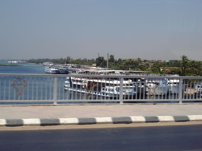 ナイル川を渡り、東岸に戻ってきました。<br />川にはどでかいクルーズ船がいくつも停泊してます。<br />ナイル川クルーズでのエジプト観光、優雅で素敵ですよね。憧れるわ〜。
