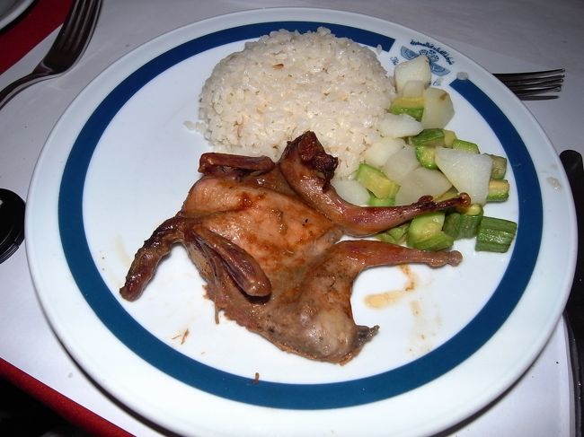 エジプト名物だそうで、鳩の丸焼き。<br />哀れな姿でしょ。<br />骨多くて、正直食べづらい。