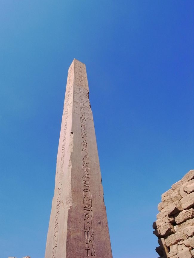 オベリスクもにょきっと空に向かってそそりたってます。