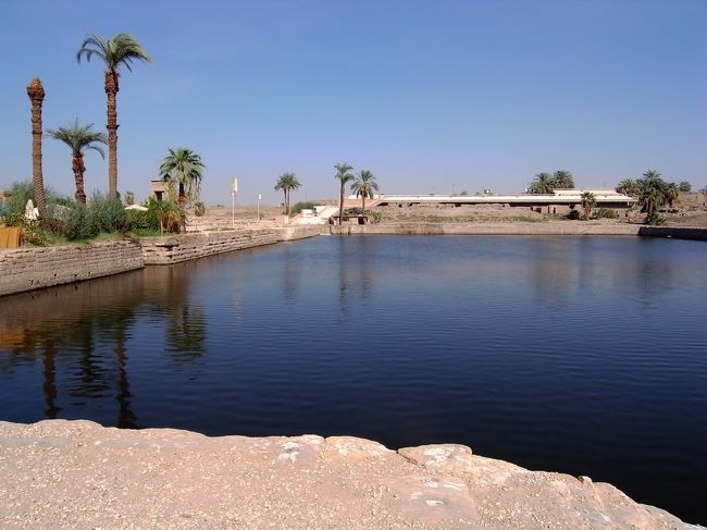 ナイル川から水をひいているこの池では、神官たちが毎日神様の像を沐浴させてたそうです。<br /><br />この池の近くに幸せのスカラベ（ふんころがし）の像があって、その周りを何周かまわると幸せになれるそうです。<br />３周で幸せになって、５周で結婚できるみたいなこと聞きましたが、ガイドによって何周なのか言うこと違うみたい。でもいっぱい回っておけばいっぱいご利益あるはず！