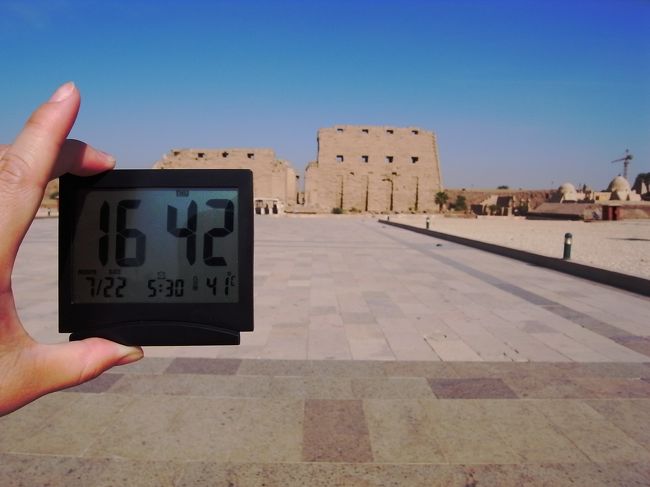 ルクソールは暑いです。<br />もう夕方だっていうのに、４１度。。。<br /><br />ガイドにやばい暑さじゃないって聞くと、今日はｗｉｎｄｙだから暑くないって。ちょっと前までは６０度越えてたよって言ってました。<br />よかった、そんな時に来なくって。<br /><br />４０度越えのルクソール観光には、冷えピタがかなり役に立ちました！