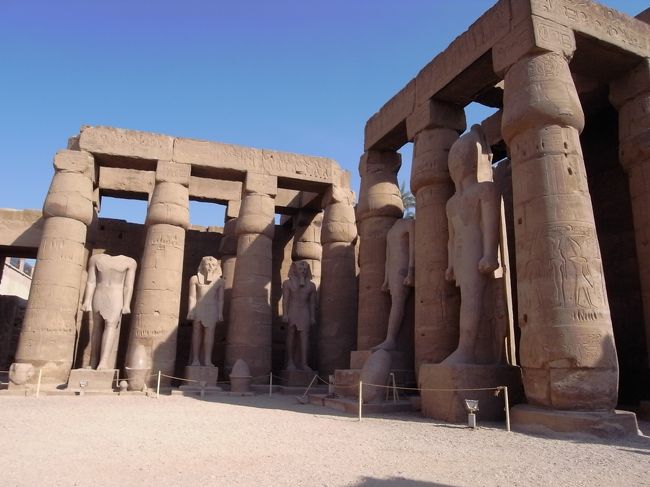 こっちは巨像がいっぱい。