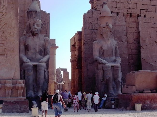 そして、ルクソール神殿へ。<br />カルナック神殿の付属神殿みたいなものらしいです。<br />