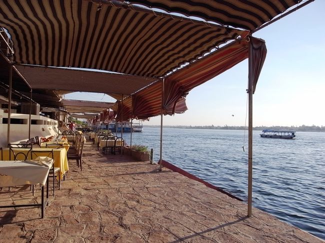 ついさっき昼食べたばっかりなのですが、もうディナーです。<br />ルクソール西岸に沈むサンセットをナイル川沿いのレストランから見るってコンセプトなのですが、これまた慌ただしいディナーで・・・<br />