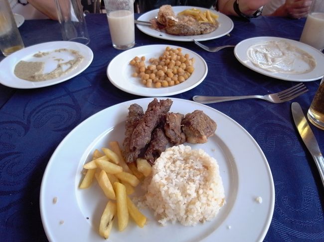 ケバブにしました。<br /><br />エジプト料理のお店に入ると、タヒーナっていうゴマのペーストと、ババガヌークっていうナスのペーストも付き出しみたいな感じで出てきます。<br />エジプトのパン、アエーシにつけて食べるんですけど、これがおいしくってすっかりはまっちゃいました。