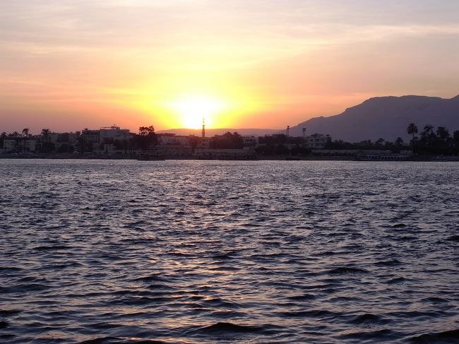 ナイル越しにみる西岸に沈むサンセット。<br />素敵〜って言ってる暇もなく、もうカルナックに向かうよって急かされます。