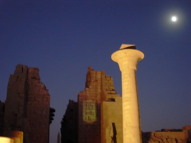 夜のカルナックにやってきました。<br />英語でのショーでしたが、日本語のイヤホンガイド借りたので問題なし。<br />アメン神の神話の話だったり、ツタンカーメンの話だったりするので、多少古代エジプトに関する知識があった方が面白いです。<br /><br />でも、夜の神殿はなんといっても神秘的！