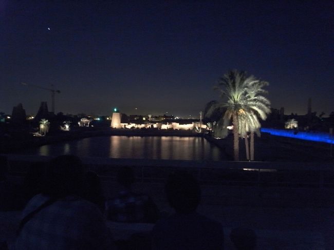 聖なる池まで歩いてくると、着席してショーを観賞します。<br />って言っても、神殿の壁をスクリーンにちょこっと映像を映すぐらいで、基本は語りかけてくるストーリーを聞くのがメイン。<br /><br />夜のショーとしてはギザとかアブシンベルの方が評判いいですけど、カルナックもライトアップされて浮かびあがる神殿が本当に幻想的なので、それだけで一見の価値ありです。