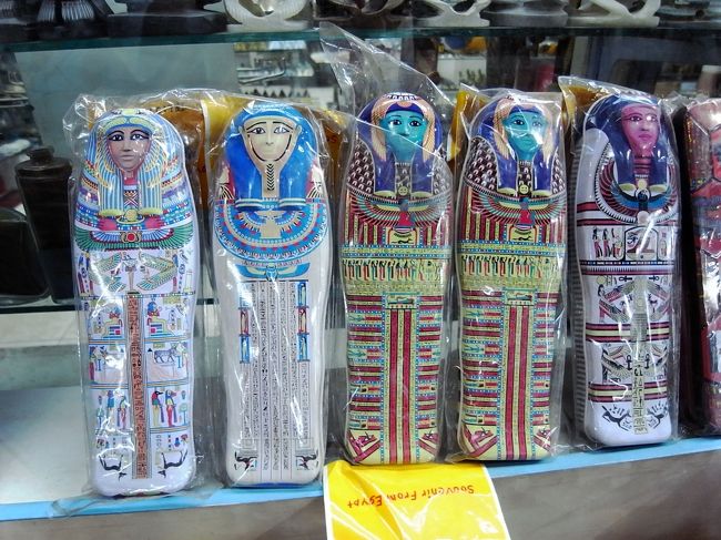 やっぱり、飛行機で到着してから１日でルクソール全部見てまわるのは疲れるー。<br />でもエジプト最後の夜なので、がんばってお土産も見に行きました。<br /><br />たかさんはこのミイラのペンケース買って帰ってました。<br />私は、香水瓶とツタンカーメンのマグネットと古代エジプトの神々の金ぴかボールペンをゲット。<br />意外に友達にはボールペンが人気でした。（もう配っちゃったので物撮りできず・・・）<br /><br />一晩寝たら、また朝一移動でカイロです。