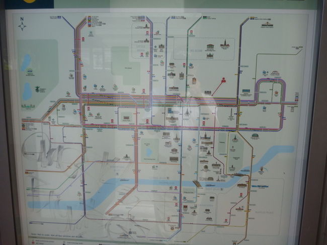 今日は、夕方から、ナイトサファリです。<br />明日は、自力で市内観光予定だったので、地球の歩き方に載っていた、シンガポール航空のSIA HOP ON のバスに乗ろうと、乗り場を探すも見つからず、ホテルのコンシェルジェに相談すると、パンフレットをくれて、乗り場は、ラッフルホテル前だよと教えていただき、部屋でルート確認。<br />でも、ルートは期待していたものとは違っていたので、ツーリストパスで、MRTとバスで回ることにしました。<br /><br /><br />地下鉄もcircle　lineが一部営業開始しており、ラッフルズホテル前のバス停には、写真のようなバス路線図が載っていたのでこれならバスも大丈夫とおもってでかけたものの、ルート図は他のバス停にはありませんでした。おかげでえらい目に遭いました。<br /><br />それでも、なんとか、マーライオン、チャイナタウン、モスク見学、リトルインディア、マーライオンタワー、アンダーウォーターワールドを回ってきました<br /><br />ツーリストパスですが、地球の歩き方には、最寄り駅のシティホールはのっていませんでしたが、この駅でも売っていました。<br /><br />また、パスポートとイミグレの半券が必要とのことでしたが提示を要求されませんでした。シティホール駅の売り場の営業時間は９：００−２１：００でした。一日観光から帰ってきてからまたその売り場へよって、6人分のデポジット60ドルを返金してもらいました。