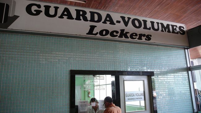 フォスドイ゛グアスの長距離バスターミナルには、荷物預かりがありました。<br />なお、イグアスの滝での荷物預かりも可能でした(アルゼンチン側)。ブラジル側は聞かなかったのでわかりませんが、可能だと感じました。