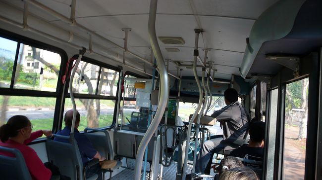 市バスに乗り換え、「近距離バスターミナル」へ。<br />長距離バスターミナルからイグアスの滝には直接はいけません。