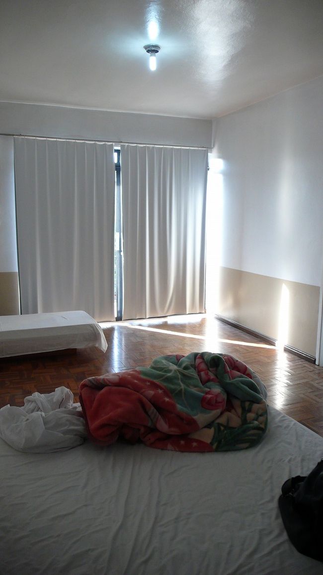 どういうわけかホテルに飛び込むと、僕はかなりの確率で、トリプルルームに入れられます。<br />今回もそう。<br /><br />この広さは、ちょっと逆にツラい。<br /><br />エアコンつきでした。<br />でも、８月には必要ないです。