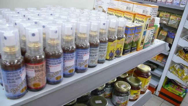 コンビニに並んだ、プロポリスの数々。<br /><br />さすがブラジルです。