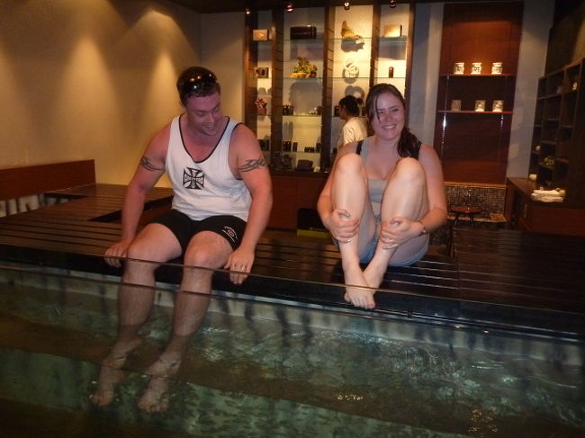 女性は、がまんできないらしく、足を入れてはすぐに出していました<br />