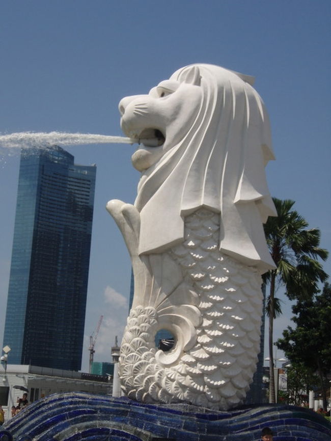 翌日は、朝からまずは、言わずとしれたマーライオン<br />世界の３大がっかりと言われますが。<br /><br />私は気に入りましたよ。