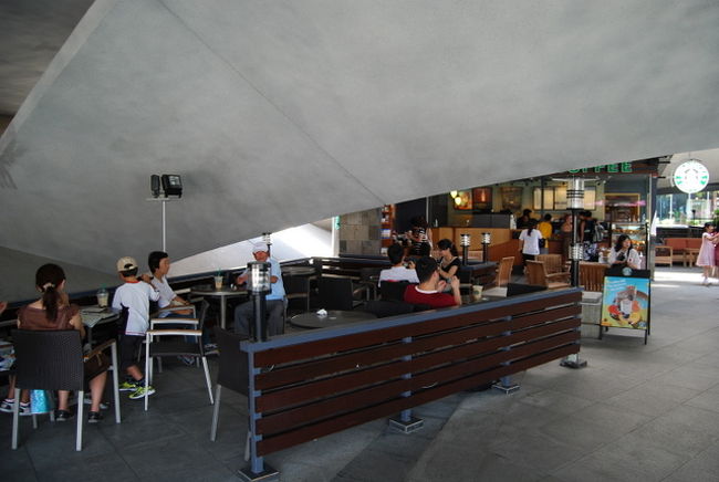 マーライオンを見学してすでに脱水状態で、そばにあるスタバで休憩。