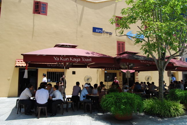 次に来たのは、ヤクンカヤトースト<br />ここでお昼にしました。<br />ここのおばさん愛想がすごく悪いです。怒鳴ってきます。<br />日本人担当と思われるお兄さんは愛想が良かったのですが。<br />そういえば、どこから来たかと聞かれ、メニューが日本人メニューがでてきますが、料金はごまかしていないようです<br />そのかわり、セットメニューの高いのしか載っていません。といってもトースト＆半熟たまごとドリンクのセットですから、たいした値段ではありませんが。<br />