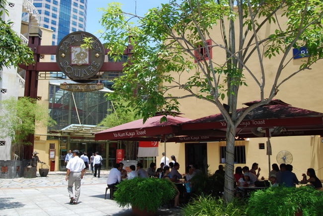 場所は、チャイナタウン付近のFAR EAST SQAURE<br />でも、ここまでの道のりは遠かったです。<br />マーライオンからバスに乗ったものの、路線図がないので、乗ってから運転手に聞いたら、162番のバスに途中で乗り換えなさいとわざわざバス停まで教えてくれたので、乗り換えて確認するとOK大丈夫と。<br />でも、バスはマーライオン公園の横を通り過ぎチャイナタウンには行かず、オーチャードまでやってきました。（あとで調べたら、FAR EAST PLAZAというショッピングモールと勘違いしたようです）<br />しかたなく途中で下車しMRTでチャイナタウンへ。