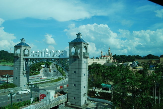 リトルインディアから、MRTとセントーサエクスプレスを乗り継いでセントーサにやってきました。<br />入島税が必要なのですが、これと併せて大人3ドル。<br />子供料金はというと、やっぱり3ドルでした。<br />だったら、はじめからMRTみたいに同じにキップしてよ。<br />