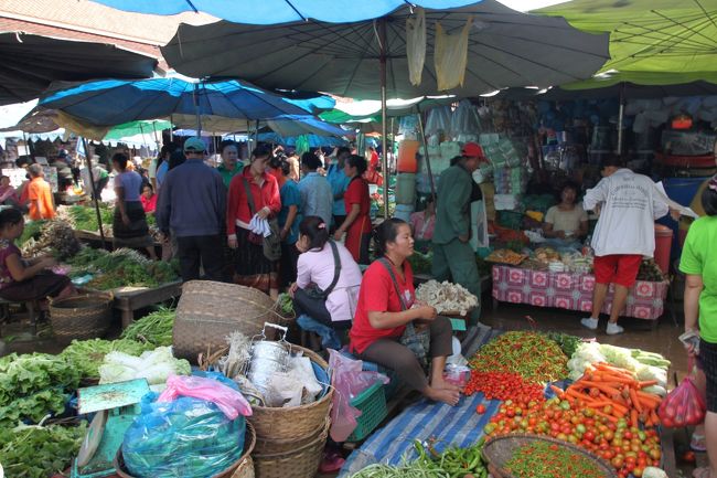 まずは、マーケットで買い物。地元の人で賑わっています。
